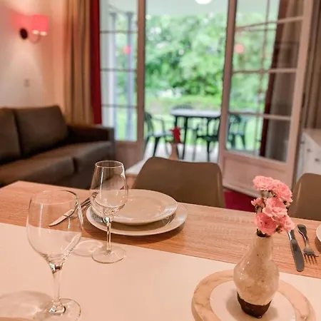 Vakantiehuis Charmante Maisonette Au Bord Du Lac Avec Piscine